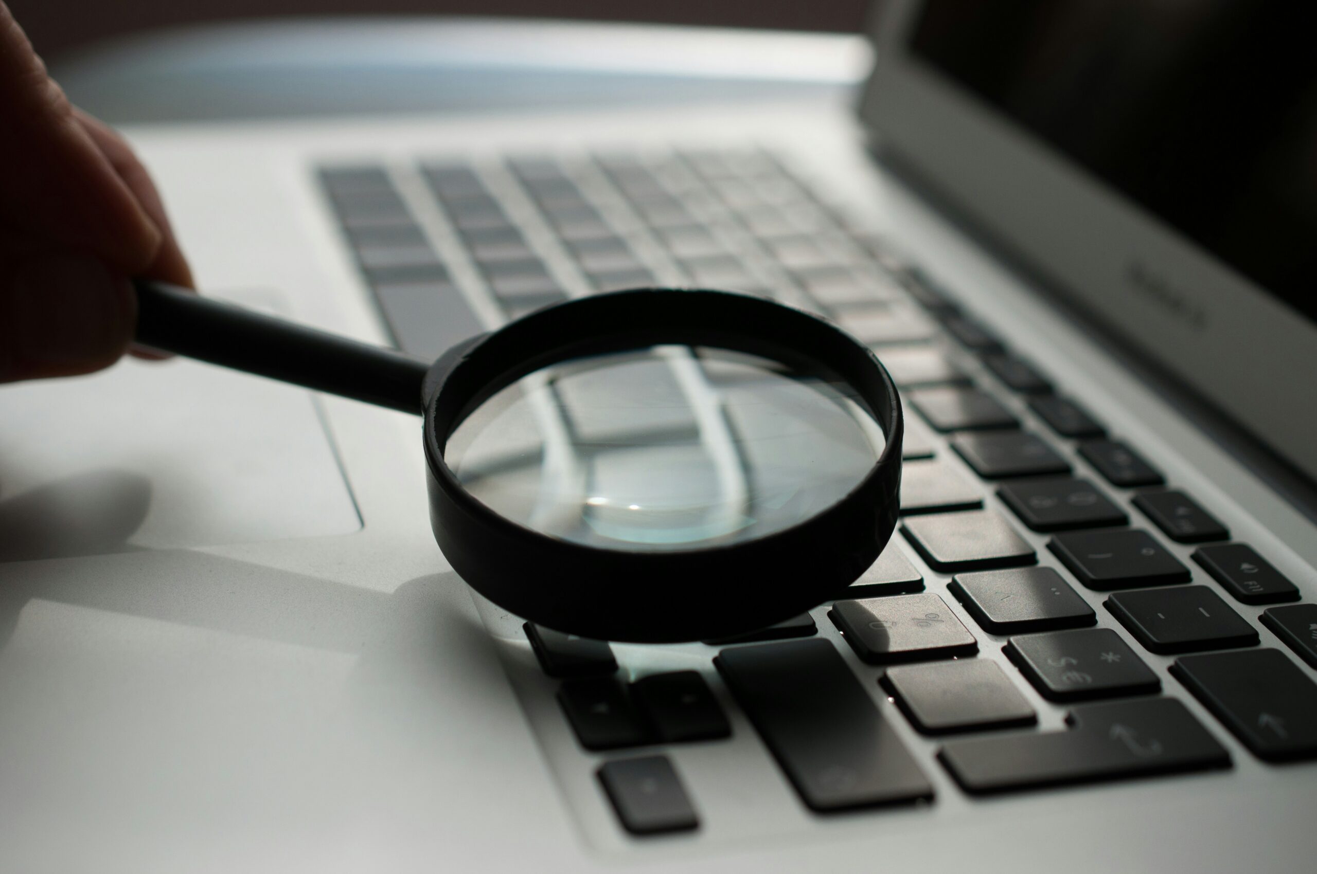 seo analyst doing keyword research